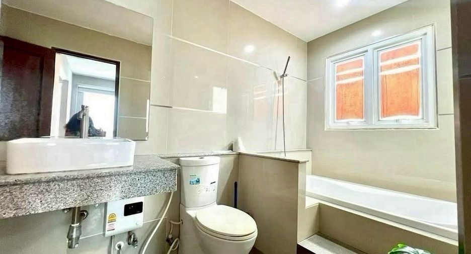 For rent 3 bedrooms retail Space in Watthana, Bangkok