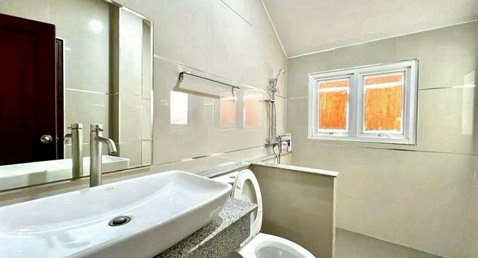 For rent 3 bedrooms retail Space in Watthana, Bangkok