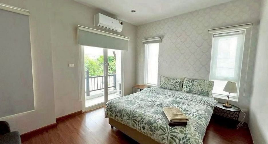 For rent 3 bedrooms retail Space in Watthana, Bangkok