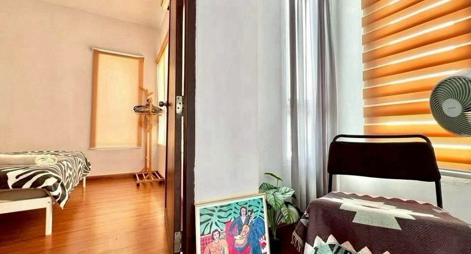 For rent 3 bedrooms retail Space in Watthana, Bangkok