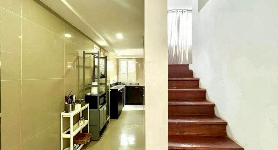 For rent 3 bedrooms retail Space in Watthana, Bangkok