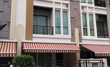 À vendre 3 chambres maison de ville à Chatuchak, Bangkok