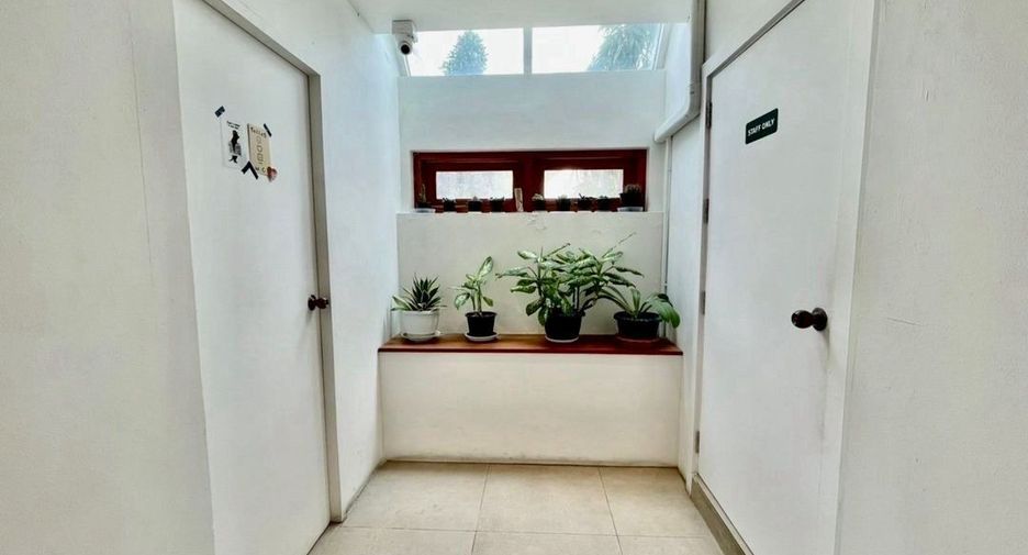 For rent 2 bedrooms retail Space in Watthana, Bangkok