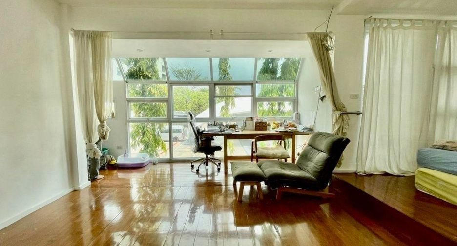 For rent 2 bedrooms retail Space in Watthana, Bangkok