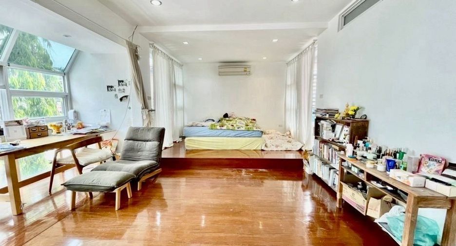 For rent 2 bedrooms retail Space in Watthana, Bangkok