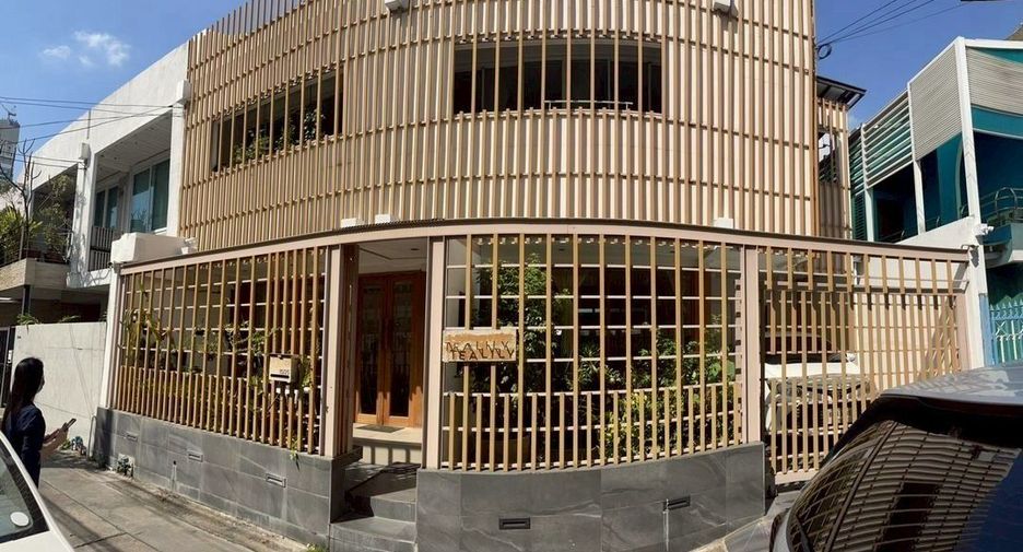 For rent 2 bedrooms retail Space in Watthana, Bangkok