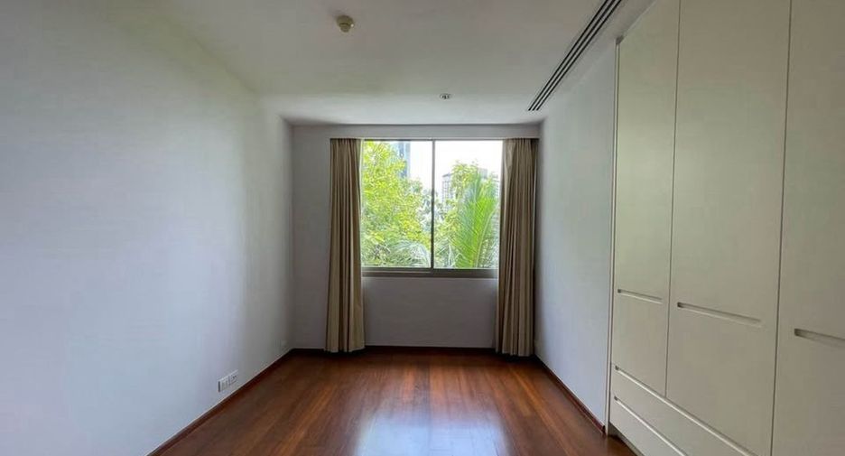 For rent 3 bedrooms condo in Khlong Toei, Bangkok