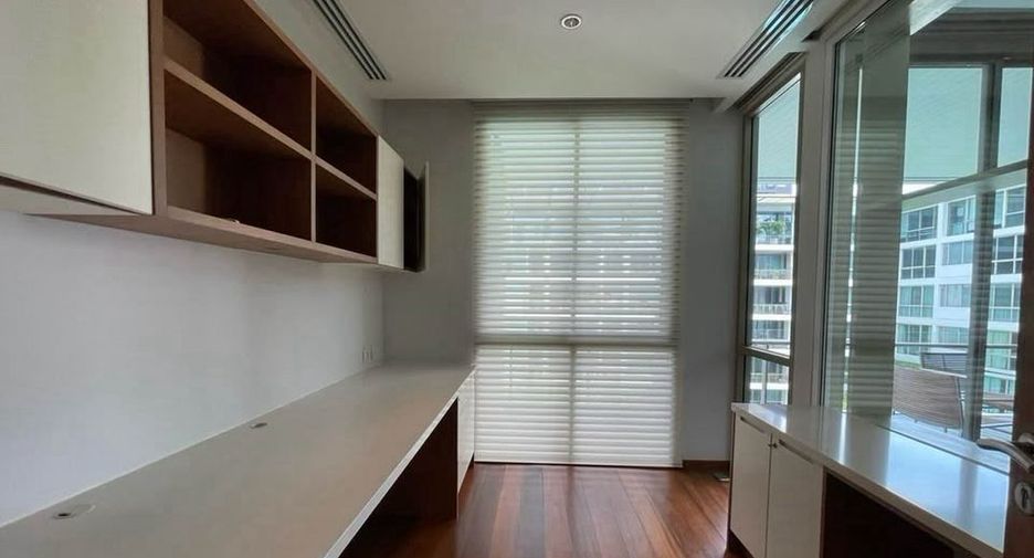 For rent 3 bedrooms condo in Khlong Toei, Bangkok