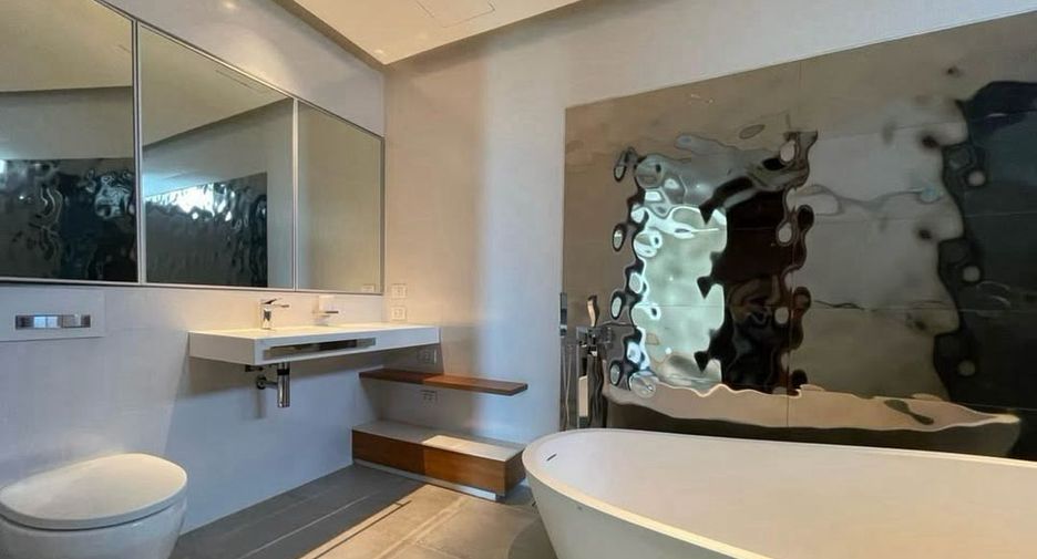 For rent 3 bedrooms condo in Khlong Toei, Bangkok