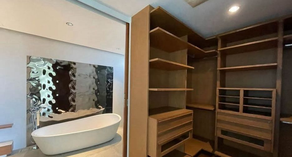 For rent 3 bedrooms condo in Khlong Toei, Bangkok