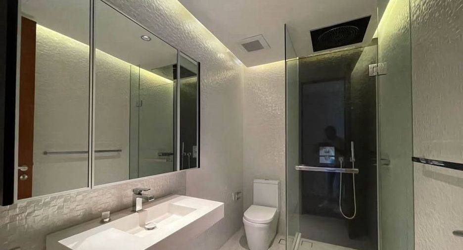 For rent 3 bedrooms condo in Khlong Toei, Bangkok