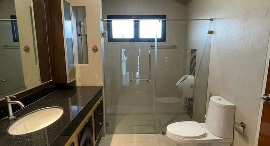 Casa en alquiler de 4 habitaciones en Chatuchak, Bangkok