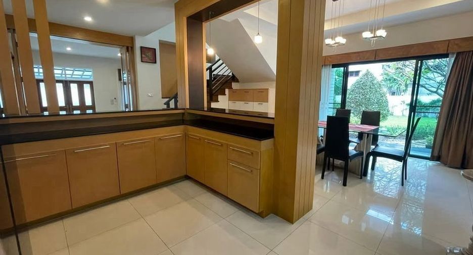 Casa en alquiler de 4 habitaciones en Chatuchak, Bangkok