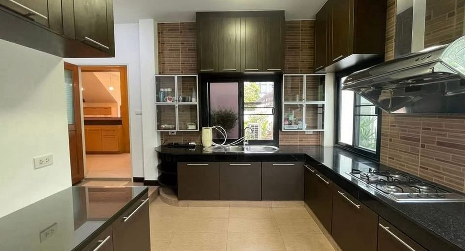 Casa en alquiler de 4 habitaciones en Chatuchak, Bangkok