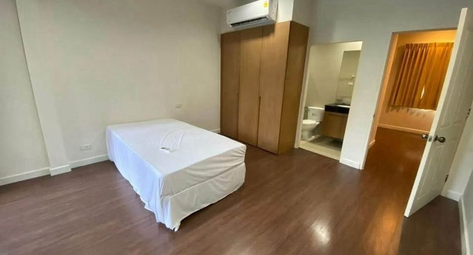 For rent 4 bedrooms house in Khlong Toei, Bangkok