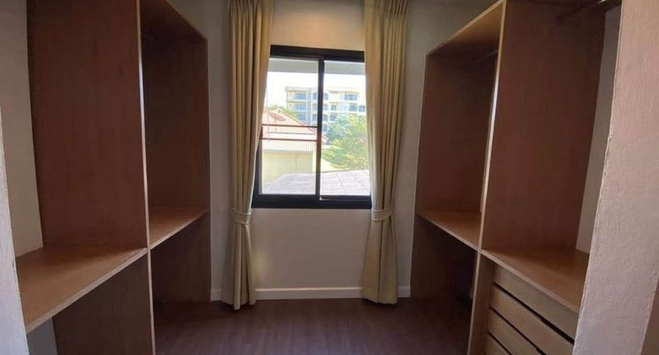For rent 4 bedrooms house in Khlong Toei, Bangkok