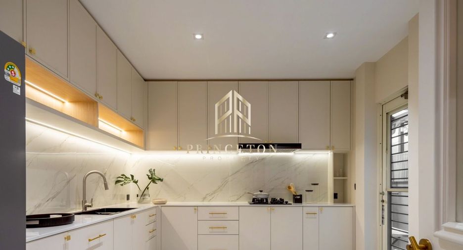 For rent and for sale 5 bedrooms house in Phra Khanong, Bangkok