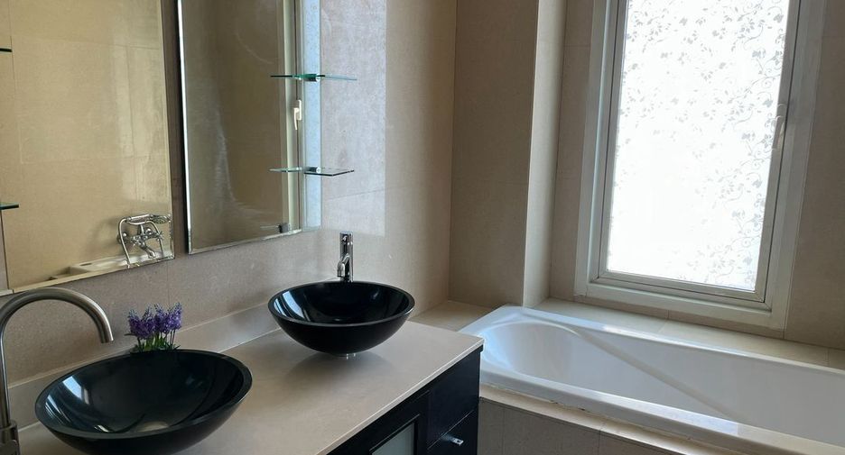 For rent 3 bedrooms condo in Watthana, Bangkok
