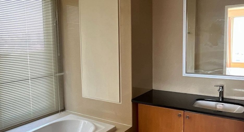 For rent 4 ベッドルーム condo in Watthana, Bangkok