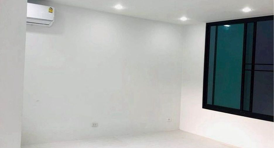 For rent 5 bedrooms retail Space in Watthana, Bangkok