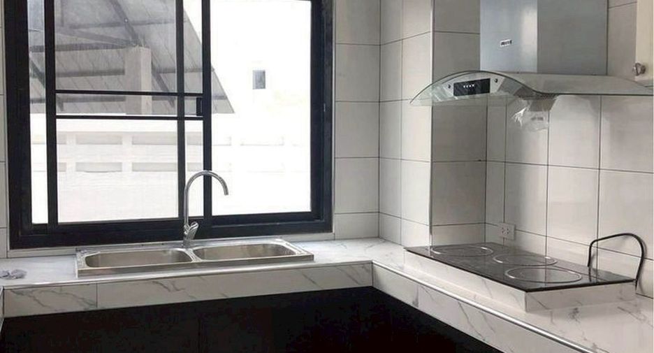 For rent 5 bedrooms retail Space in Watthana, Bangkok