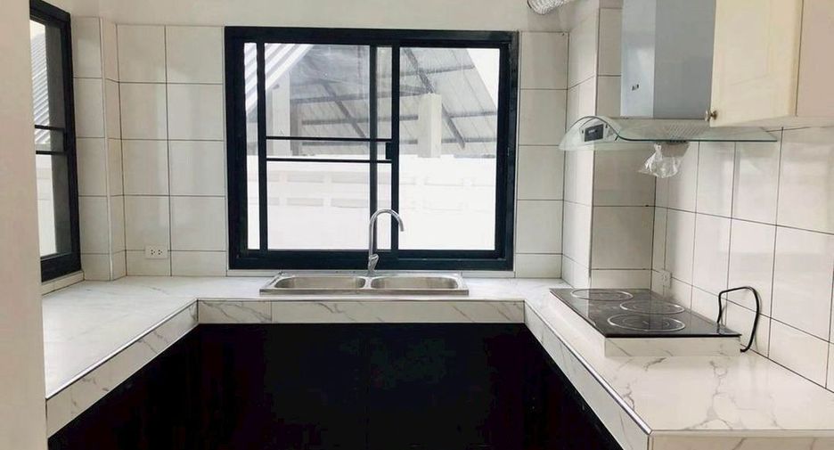 For rent 5 bedrooms retail Space in Watthana, Bangkok