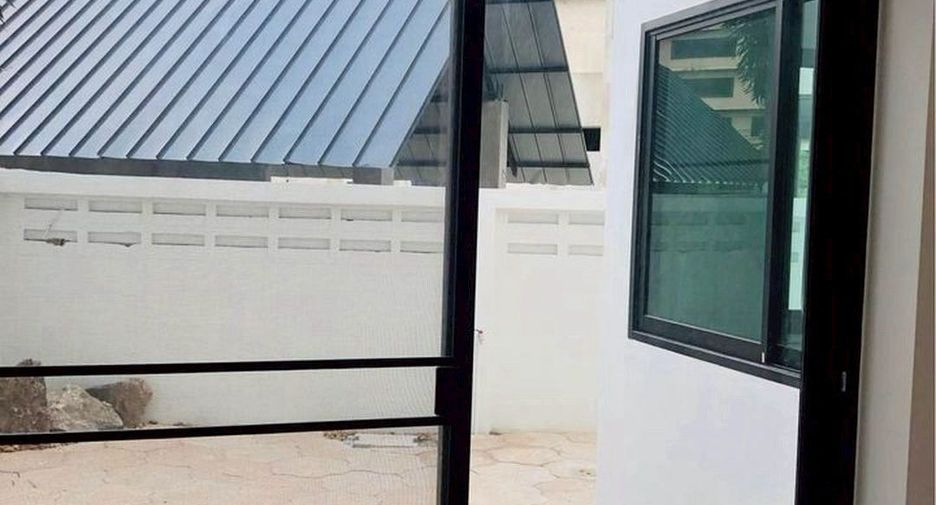 For rent 5 bedrooms retail Space in Watthana, Bangkok