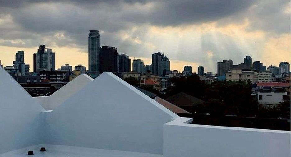 For rent 5 bedrooms retail Space in Watthana, Bangkok