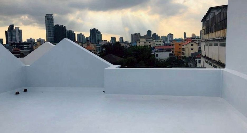 For rent 5 bedrooms retail Space in Watthana, Bangkok
