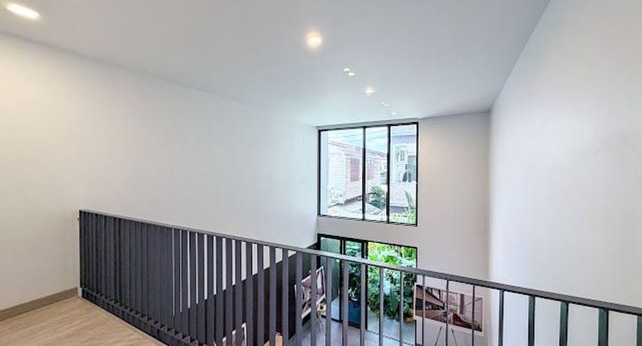 For sale 4 bedrooms house in Lat Phrao, Bangkok