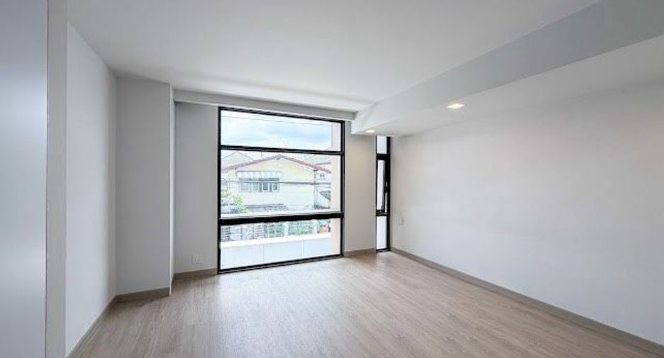 For sale 4 bedrooms house in Lat Phrao, Bangkok