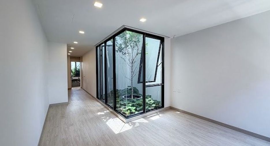 For sale 4 bedrooms house in Lat Phrao, Bangkok
