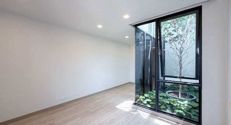 For sale 4 bedrooms house in Lat Phrao, Bangkok