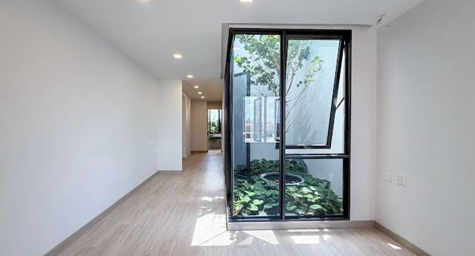 For sale 4 bedrooms house in Lat Phrao, Bangkok