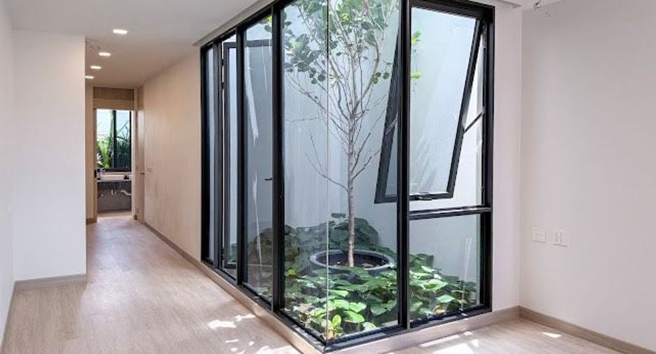 For sale 4 bedrooms house in Lat Phrao, Bangkok