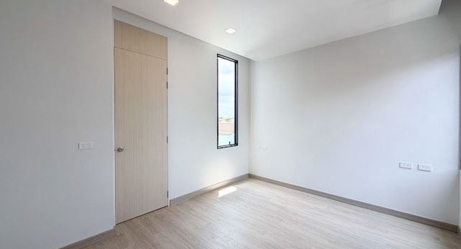 For sale 4 bedrooms house in Lat Phrao, Bangkok