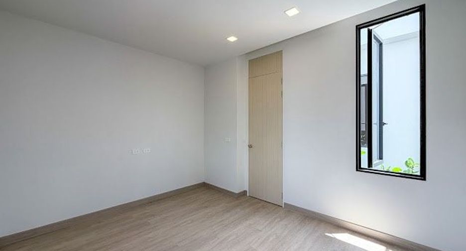 For sale 4 bedrooms house in Lat Phrao, Bangkok