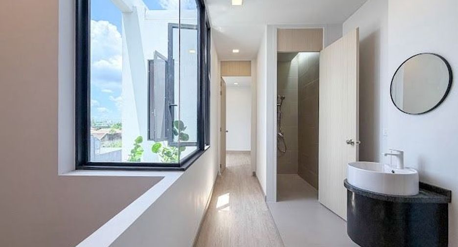 For sale 4 bedrooms house in Lat Phrao, Bangkok