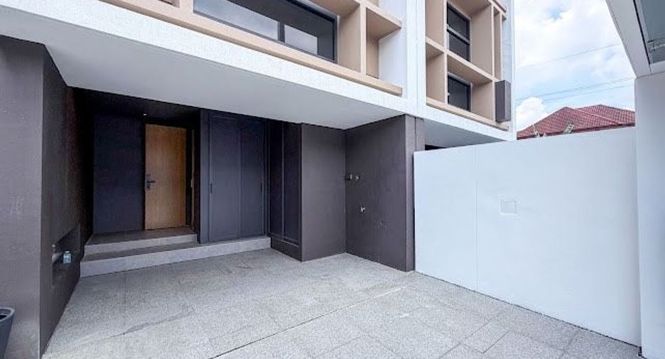 For sale 4 bedrooms house in Lat Phrao, Bangkok