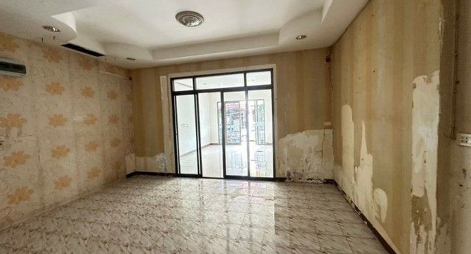For sale 1 bed townhouse in Lat Krabang, Bangkok