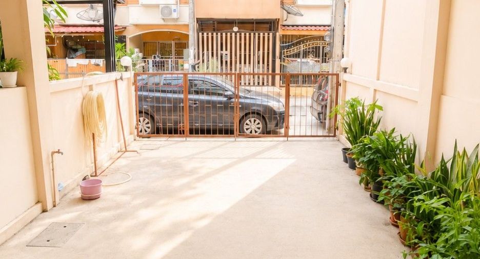 Casa adosada en venta de 3 habitaciones en Nong Khaem, Bangkok
