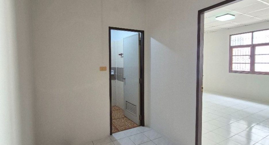 Casa adosada en venta de 2 habitaciones en Mueang Samut Prakan, Samut Prakan