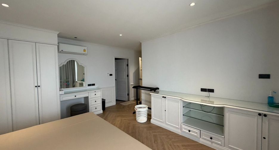 For rent 3 bedrooms condo in North Pattaya, Pattaya