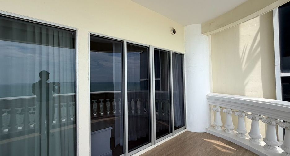 For rent 3 bedrooms condo in North Pattaya, Pattaya