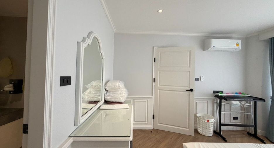 For rent 3 bedrooms condo in North Pattaya, Pattaya