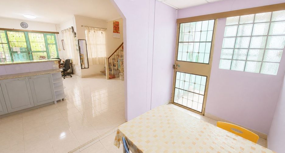 À vendre 2 chambres maison de ville à Khlong Sam Wa, Bangkok