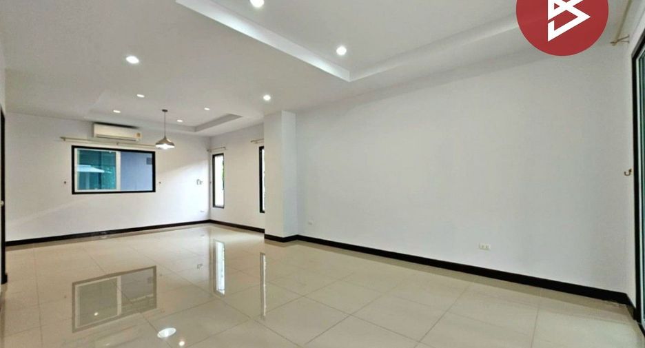For sale 3 bedrooms townhouse in Mueang Chon Buri, Chonburi