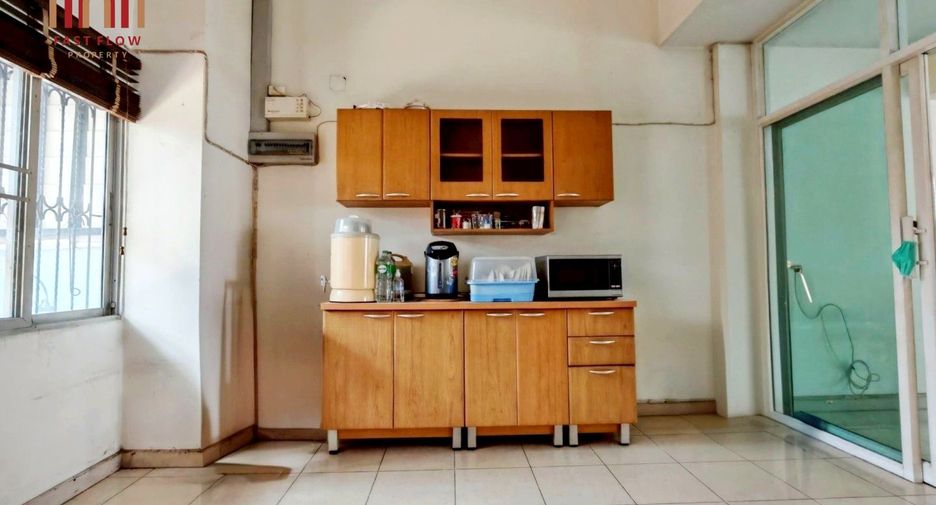 For sale 4 bedrooms townhouse in Lat Phrao, Bangkok