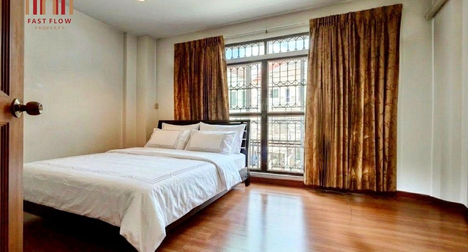 For sale 4 bedrooms townhouse in Lat Phrao, Bangkok