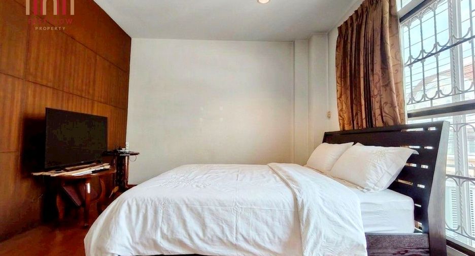 For sale 4 bedrooms townhouse in Lat Phrao, Bangkok